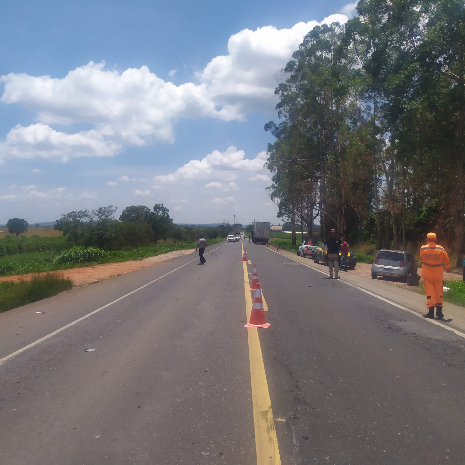 Acidente Envolvendo Dois Carros E Um Caminh O Deixa Feridos Na Br