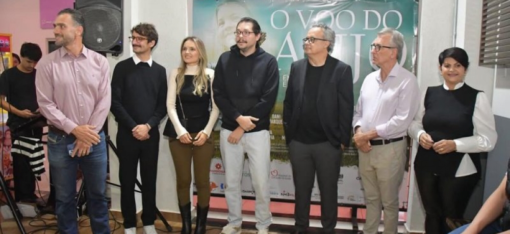 Foto registrada durante o lançamento do Filme, cineasta Alberto e autoridades.